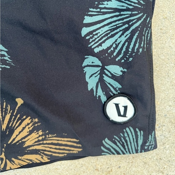 Men's Vuori Shorts Multicolor Floral 38 Pocket Active Logo Beach Gym Surf Swim - Picture 4 of 10